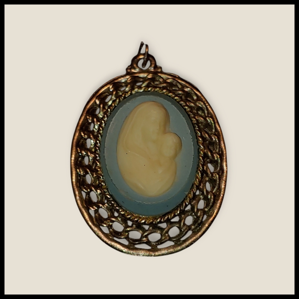 Vintage Madonna and Child Blue Cameo Pendant - Picture 2 of 3